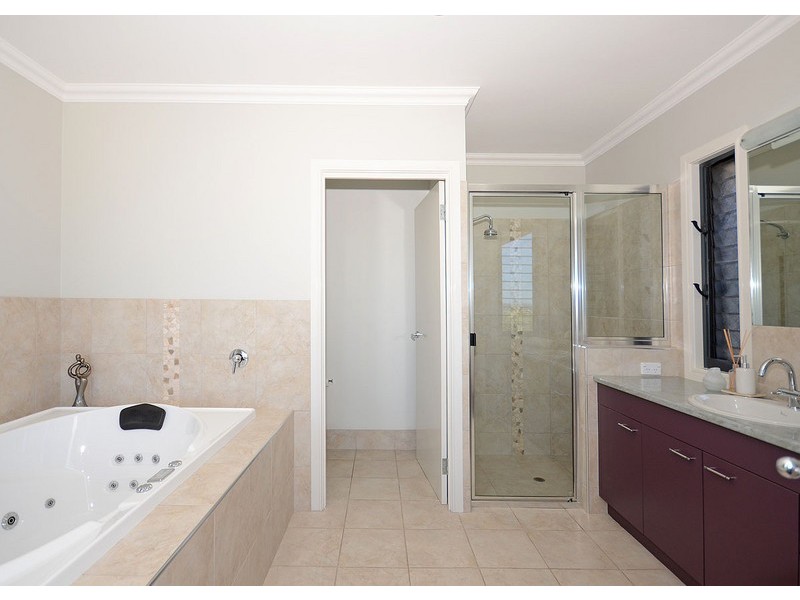 5  Fraser Outlook Court, Kawungan QLD 4655