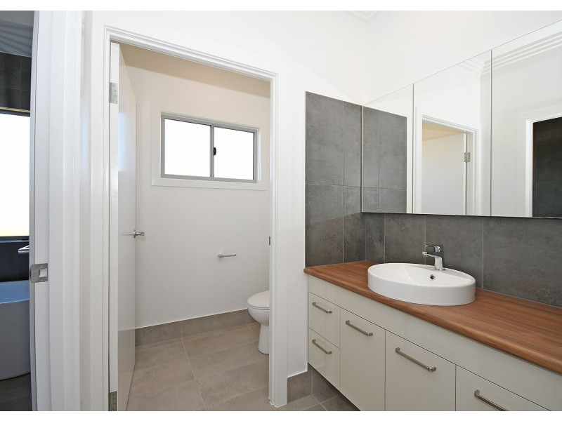 4 Peppermint Circuit, Nikenbah QLD 4655