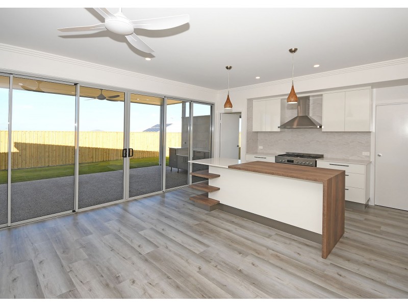 4 Peppermint Circuit, Nikenbah QLD 4655