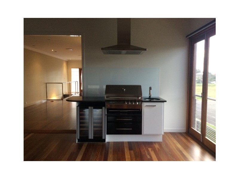 16 Pilot Street, Urangan QLD 4655