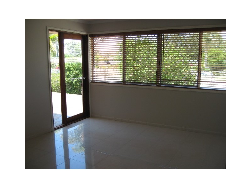 1 Diamond Crt, Point Vernon QLD 4655