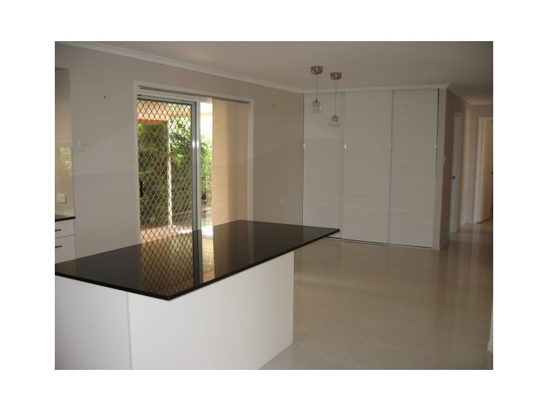 1 Diamond Crt, Point Vernon QLD 4655