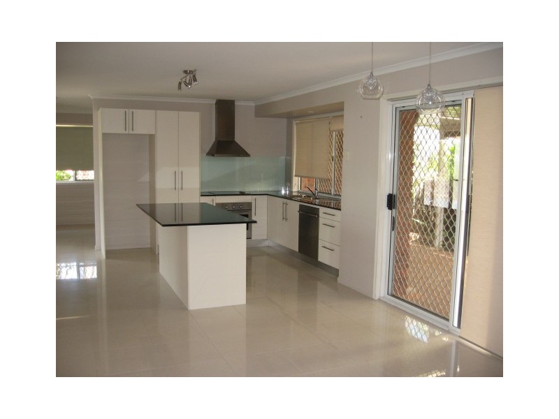 1 Diamond Crt, Point Vernon QLD 4655