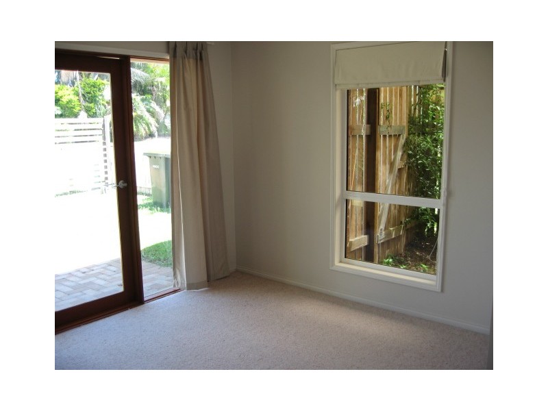 1 Diamond Crt, Point Vernon QLD 4655