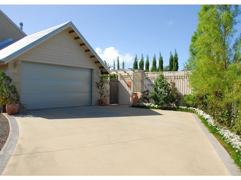 21 Earls Court, Point Vernon QLD 4655