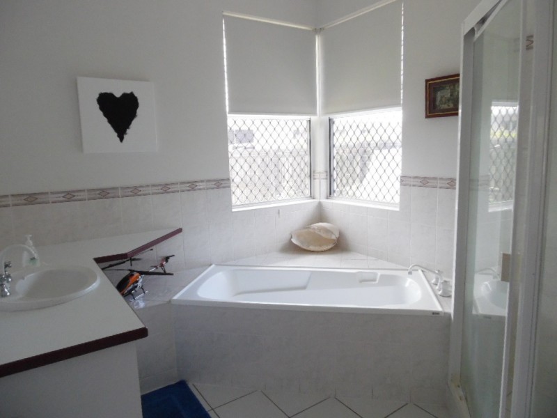 5 Gatakers Lane, Point Vernon QLD 4655