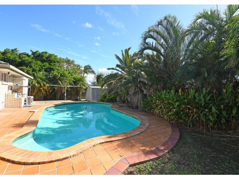 16 Debra Court, Urangan QLD 4655