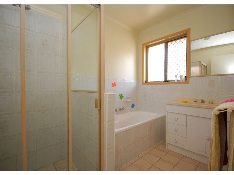 10 Deloraine Ave, Urangan QLD 4655