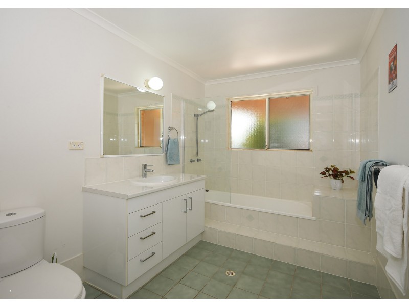 4 Bayview Terrace, Pialba QLD 4655