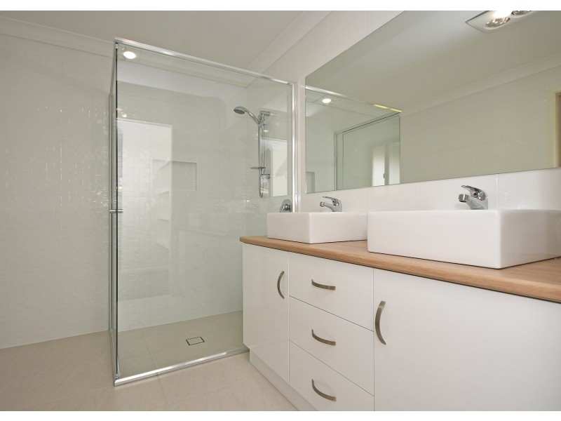 16 Hood Street, Urangan QLD 4655
