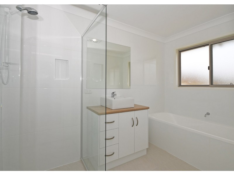 16 Hood Street, Urangan QLD 4655