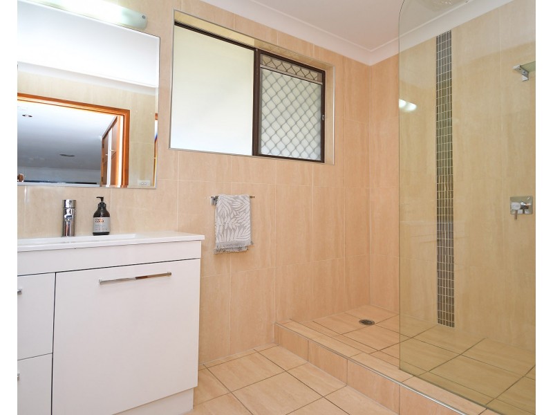 129 Esplanade, Point Vernon QLD 4655