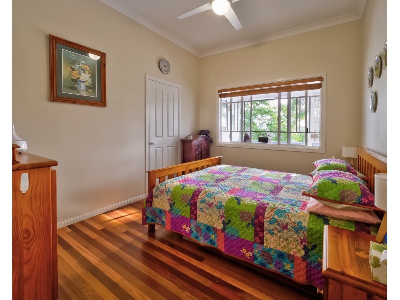 12 Foreshore Drive, Urangan QLD 4655