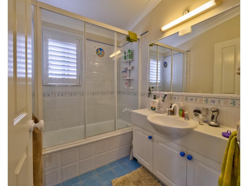 12 Foreshore Drive, Urangan QLD 4655