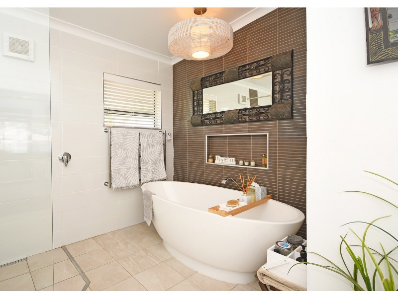 5 Helsham Street, Point Vernon QLD 4655