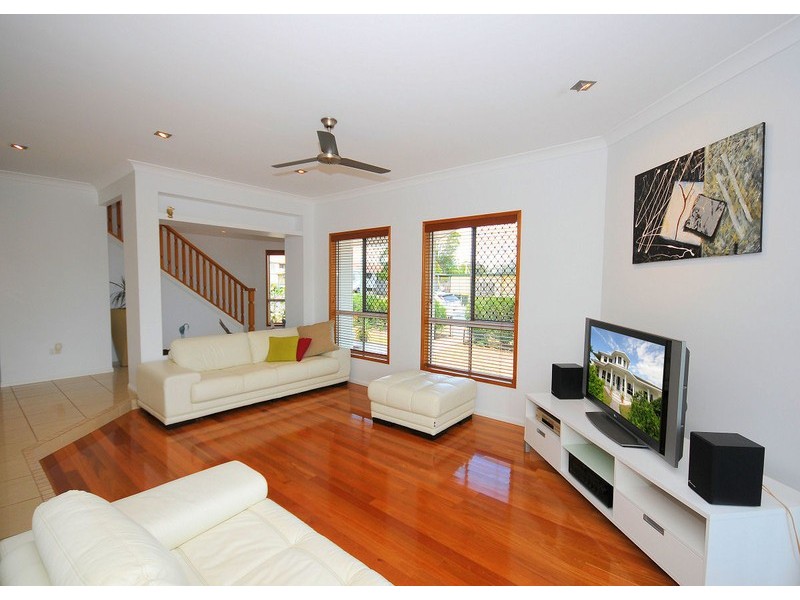 16 Dayman Street, Urangan QLD 4655