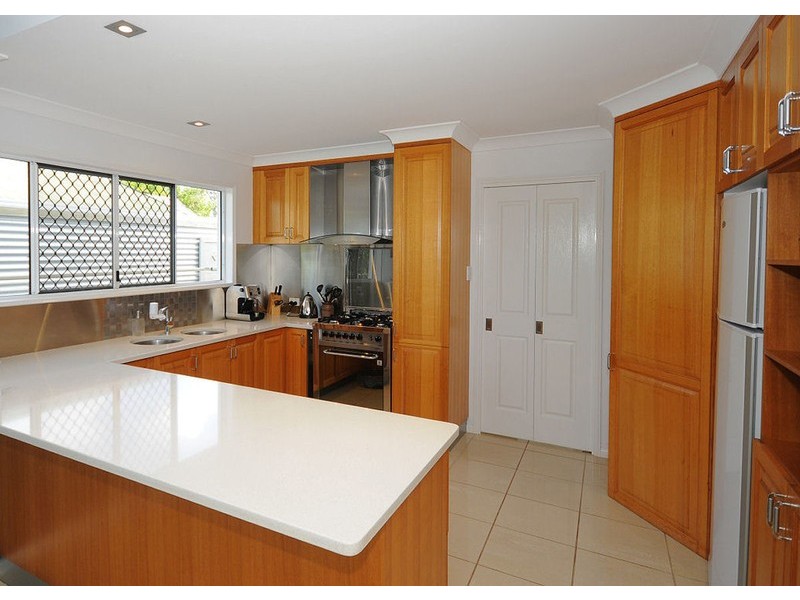 16 Dayman Street, Urangan QLD 4655