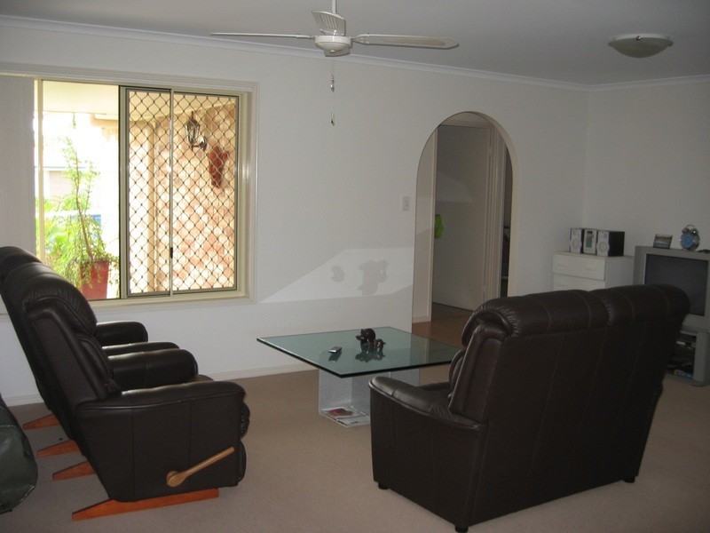 17 Sharyn Crt, Point Vernon QLD 4655