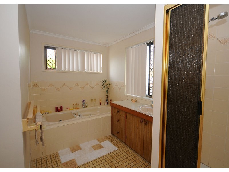 12 Flinders Street, Point Vernon QLD 4655