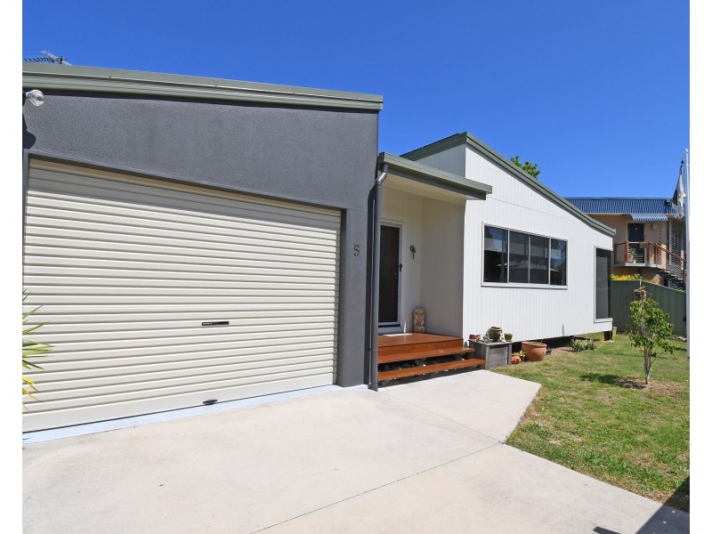 5 New Street, Urangan QLD 4655