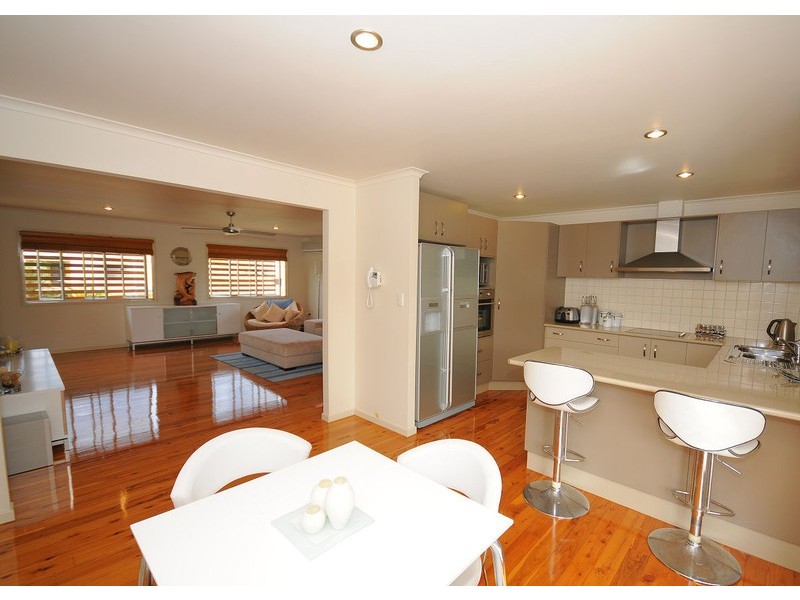 18 Shell Street, Urangan QLD 4655