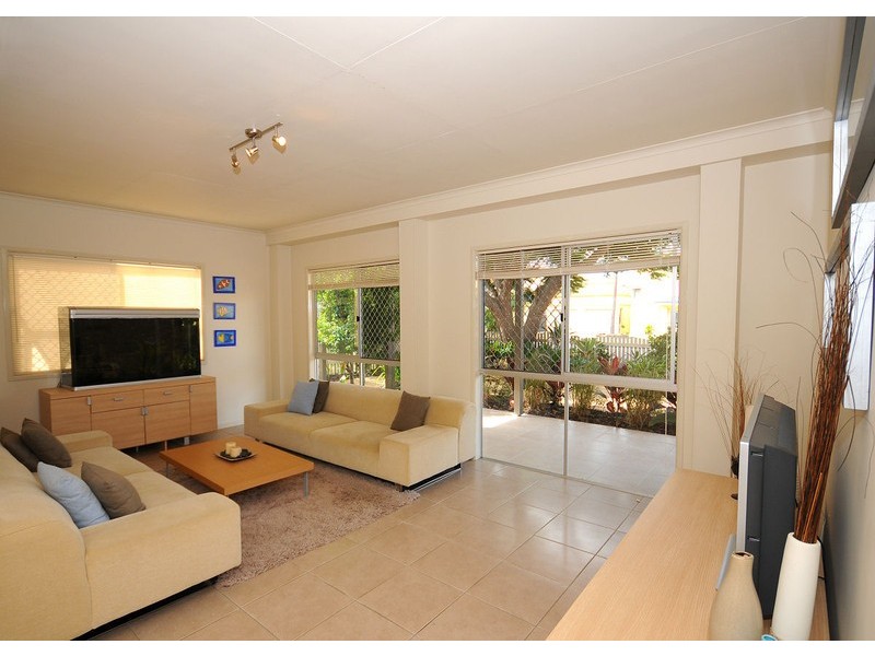 18 Shell Street, Urangan QLD 4655