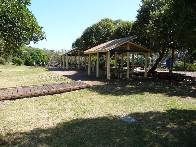 U1and2, 5 Kelly Street, Point Vernon QLD 4655