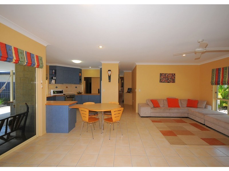 8 Cattleya Court, Urangan QLD 4655