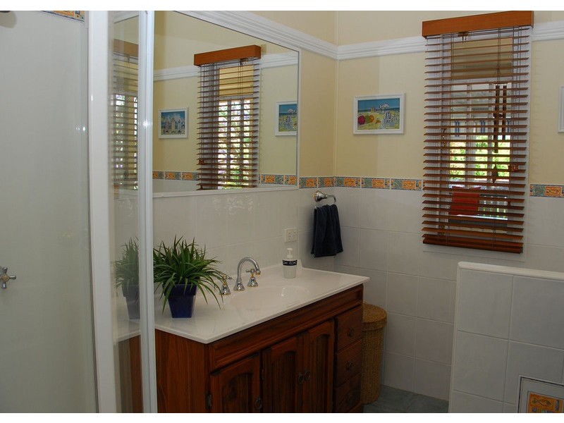 1 Hibiscus Street, Urangan QLD 4655