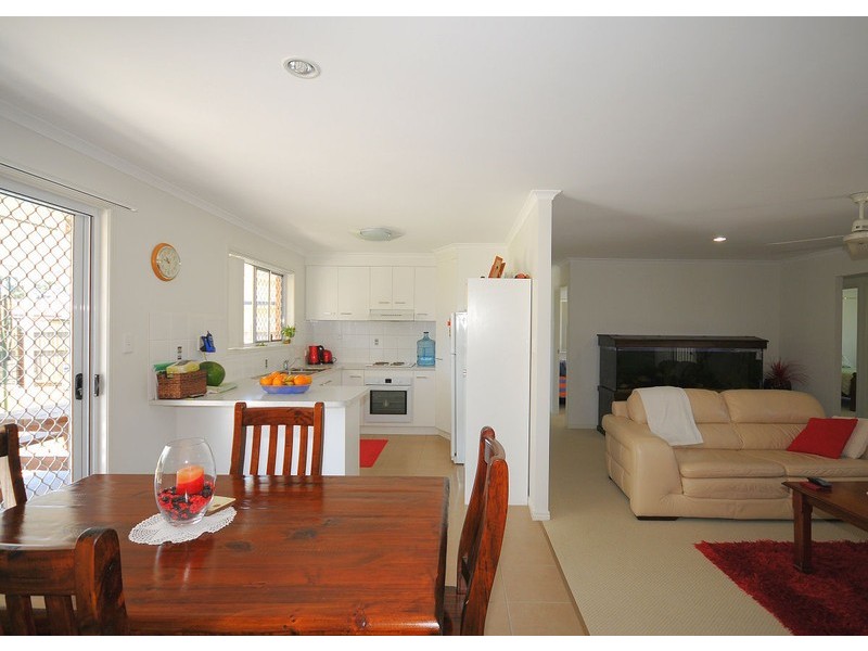 12 Topaz Cct, Urangan QLD 4655