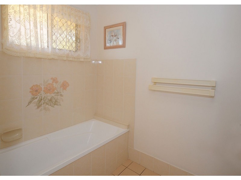 6 Vicki Pde, Torquay QLD 4655