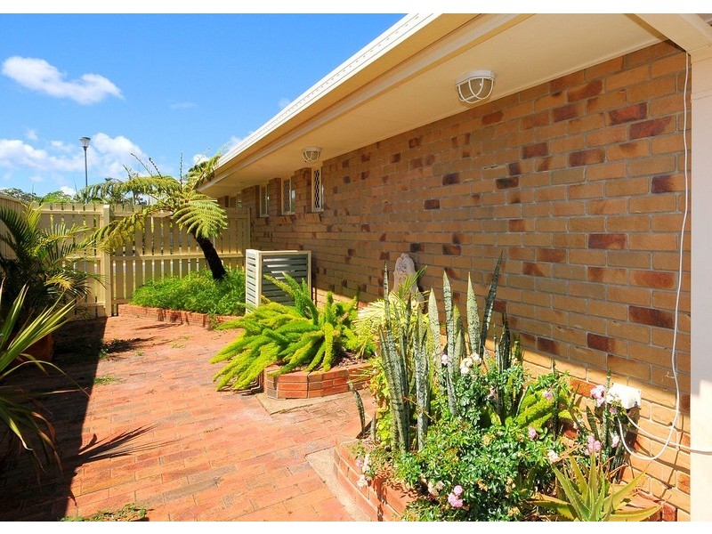 6 Vicki Pde, Torquay QLD 4655