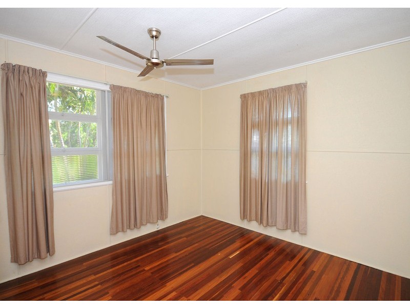 1 Helsham Street, Point Vernon QLD 4655