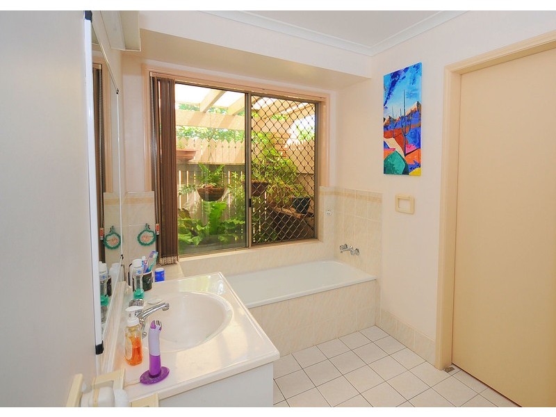 6 Aimee Drive, Urangan QLD 4655