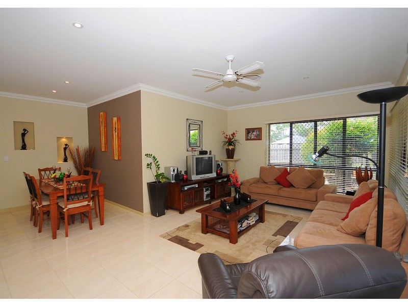 6 Gwen Crt, Urraween QLD 4655