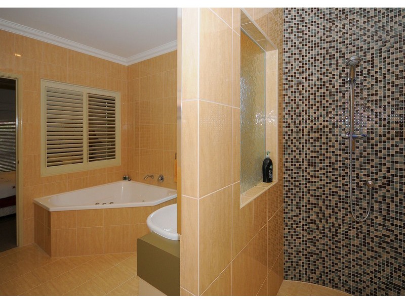 6 Gwen Crt, Urraween QLD 4655