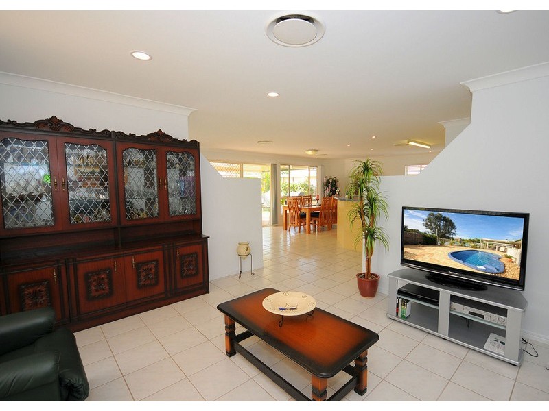 64 Alexander, Urangan QLD 4655