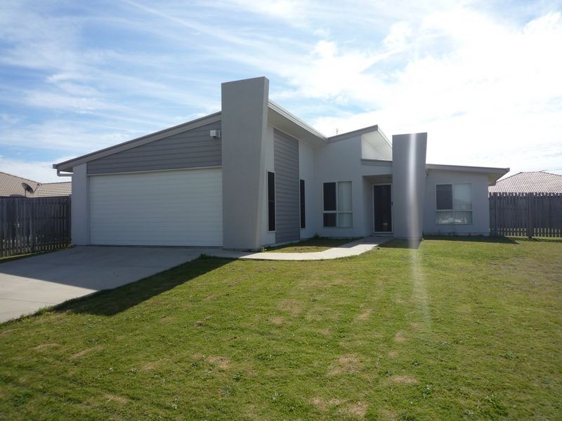 3 Bushlark Av, Eli Waters QLD 4655