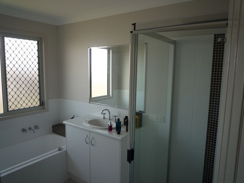 3 Bushlark Av, Eli Waters QLD 4655