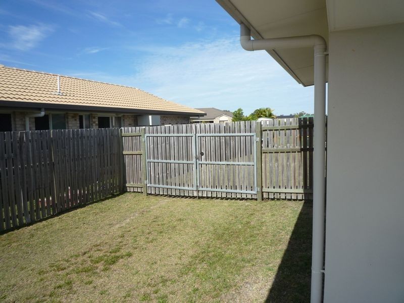 3 Bushlark Av, Eli Waters QLD 4655