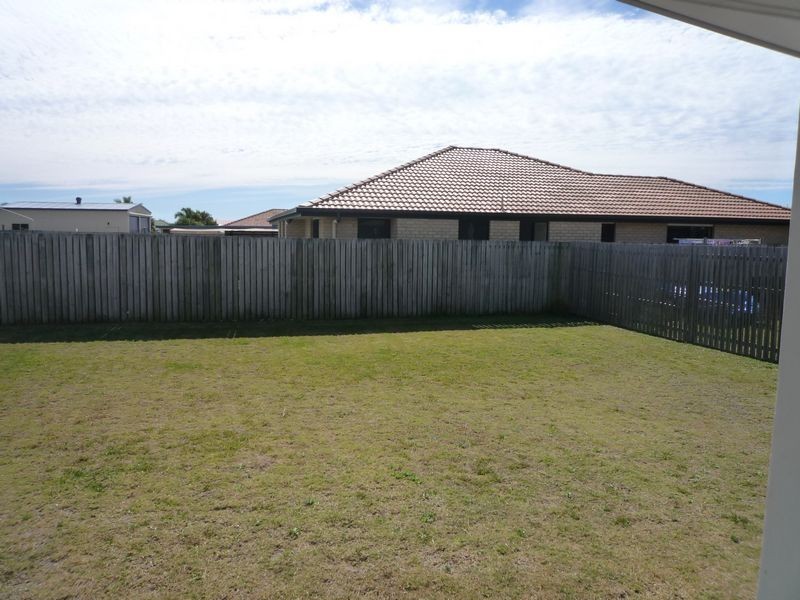 3 Bushlark Av, Eli Waters QLD 4655