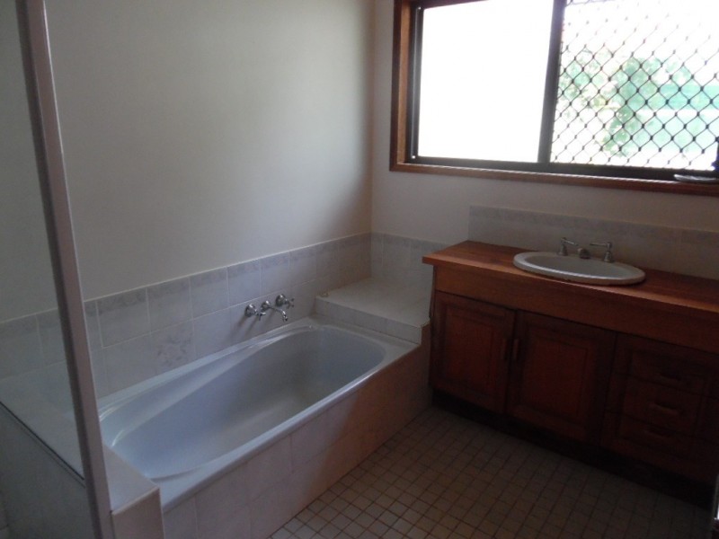 37 William Street, Urangan QLD 4655