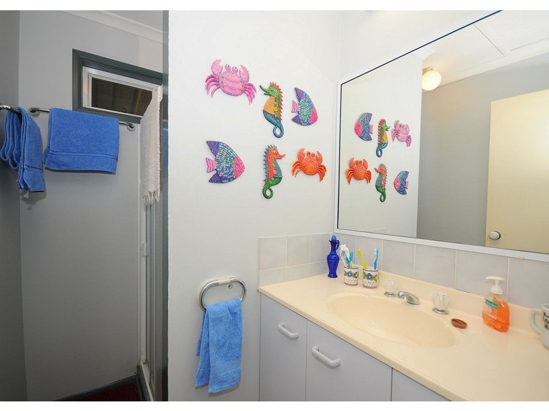 20  Palm Avenue, Eli Waters QLD 4655