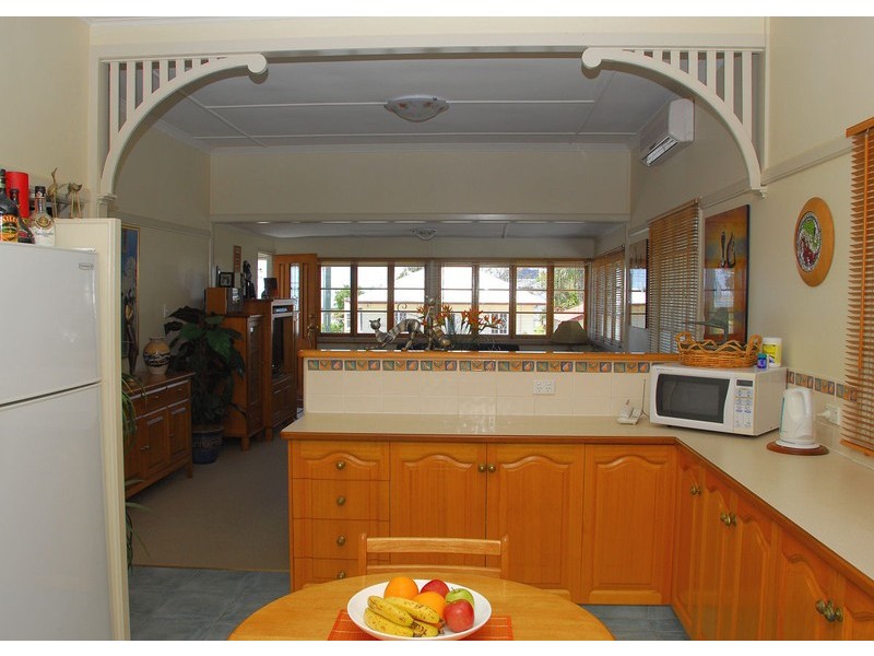 1 Hibiscus Street, Urangan QLD 4655