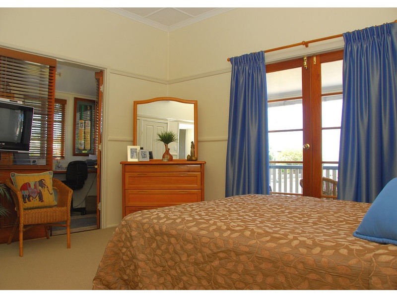 1 Hibiscus Street, Urangan QLD 4655