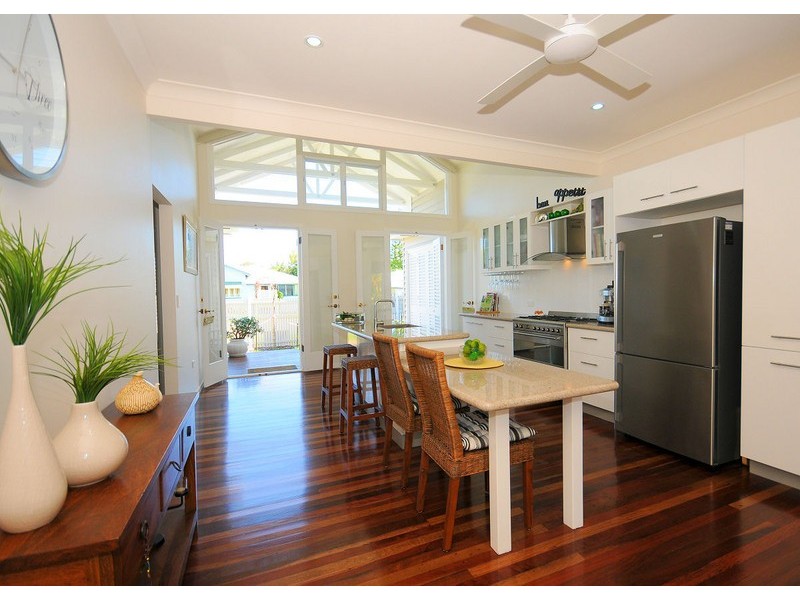 39 Shell Street, Urangan QLD 4655