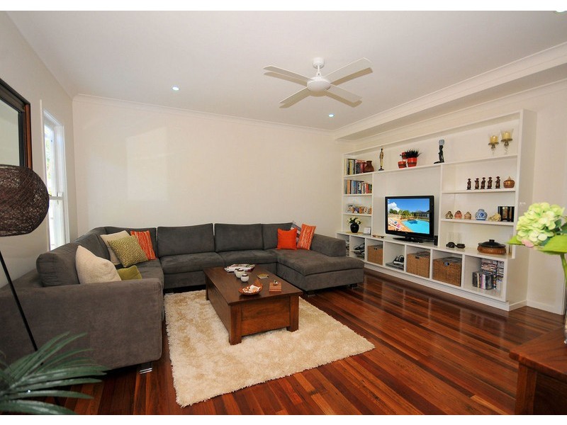 39 Shell Street, Urangan QLD 4655