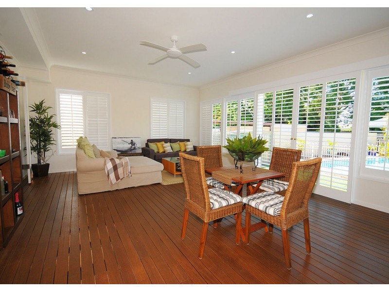 39 Shell Street, Urangan QLD 4655