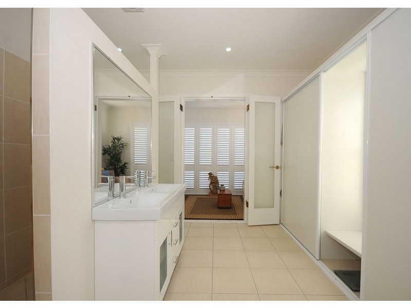 39 Shell Street, Urangan QLD 4655