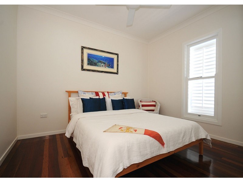 39 Shell Street, Urangan QLD 4655